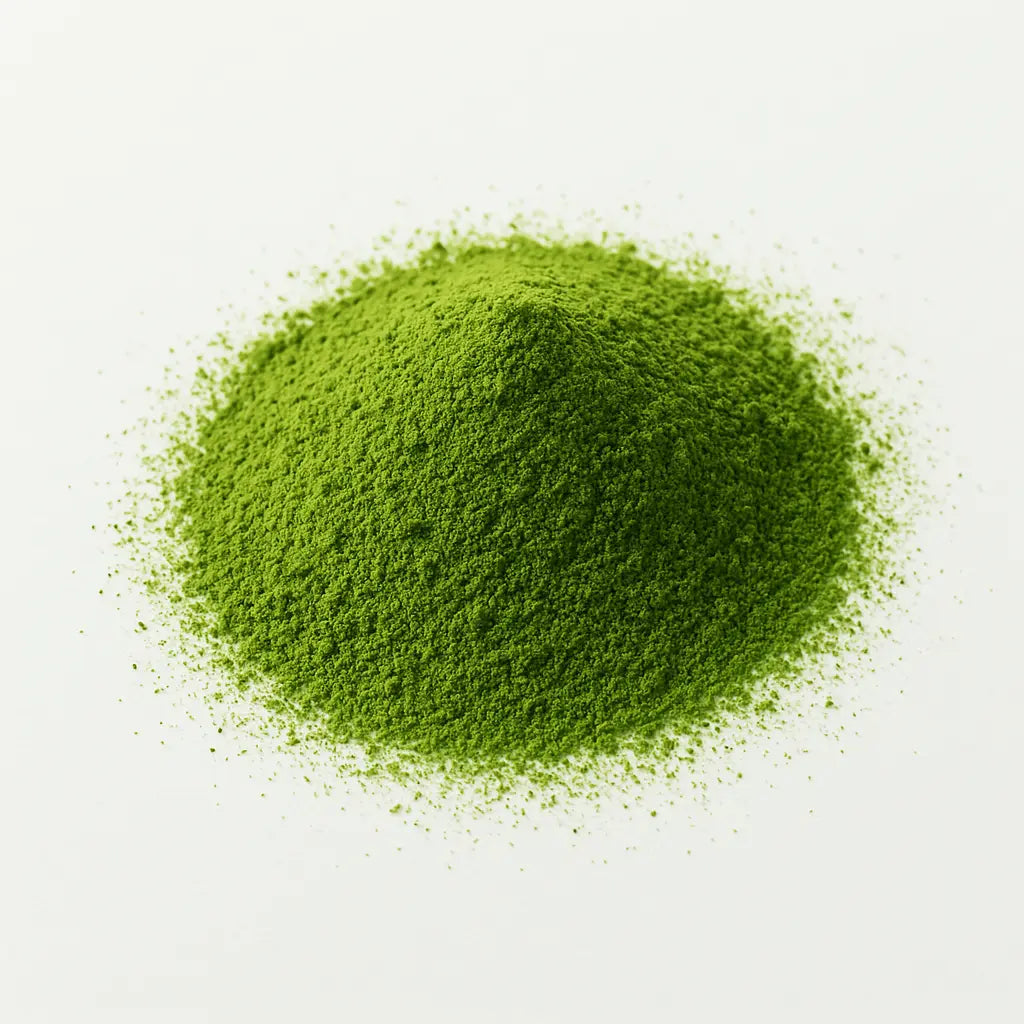 Ultrafijn biologisch Japanse Ceremoniële Matcha poeder op witte achtergrond – premium kwaliteit groene thee rijk aan antioxidanten, ideaal voor energie, focus en gezondheid. Rich Vita. High Quality Japanese Matcha. Original.